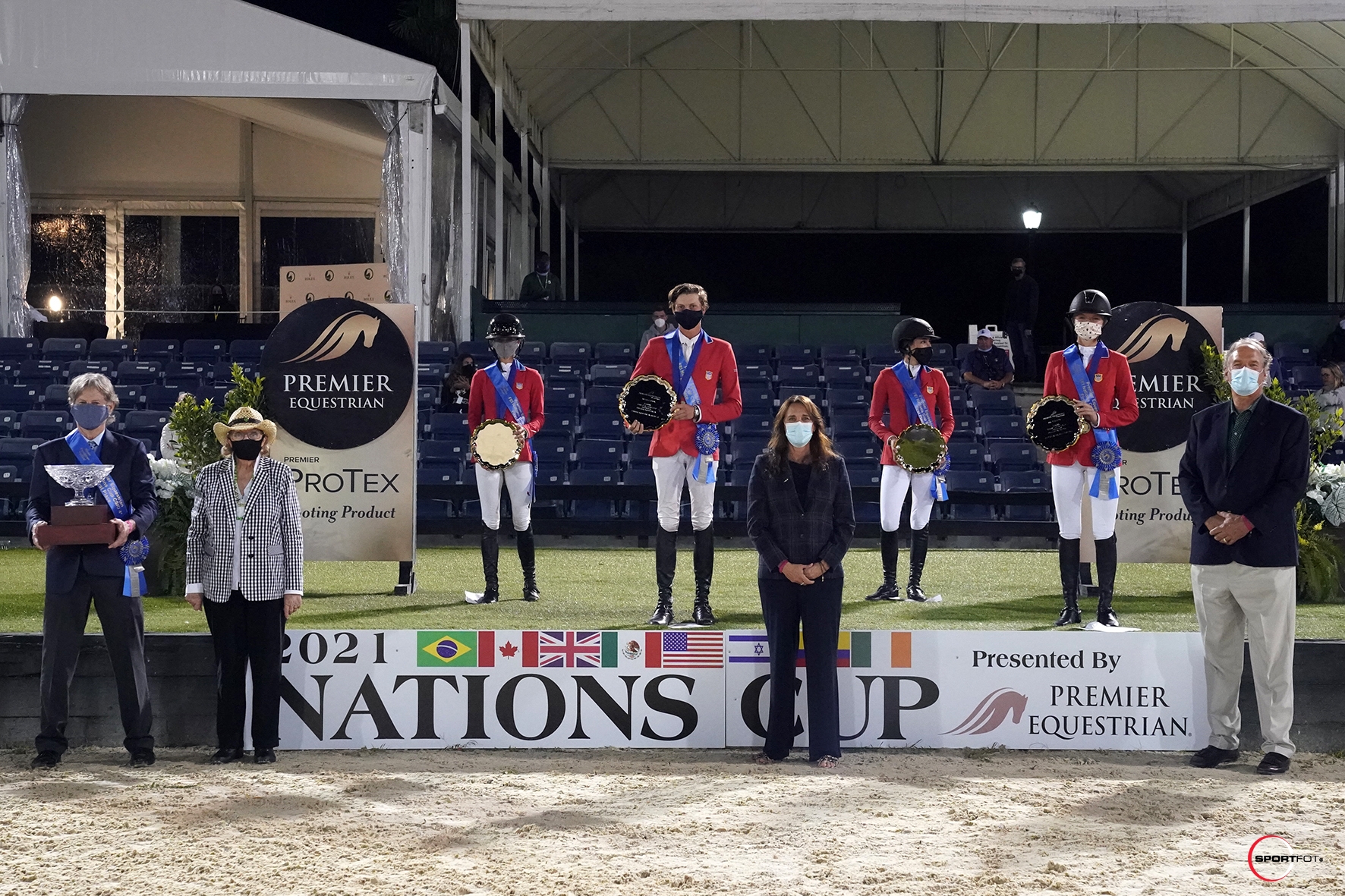 he winning Nations Cup U.S. team of Bliss Heers, Brian Moggre, Jessica Springsteen, and Lillie Keenan were joined by Chef d’Equipe Robert Ridland, Sandy Quinlan, Heidi Zorn, President of Premier Equestrian, and Mark Neihart, CEO of Premier Equestrian. © Sportfot © Sportfot